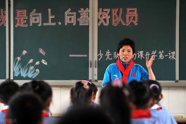 电影《抵达之谜》讲述了90年代，小城青年赵小龙（李现饰）因心爱女孩冬冬（顾璇饰）的突然失踪，而十几年坚守追寻，在爱情与友情间挣扎博弈的故事